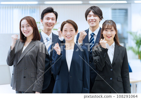 做膽量姿勢的企業人 108291064