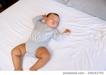 嬰兒在床上睡覺、嬰兒、入睡、午睡、睡臉、育嬰假、0 歲嬰兒 嬰兒在床上睡覺、嬰兒、入睡、午睡、睡臉、育嬰假、0 歲嬰兒 108291750