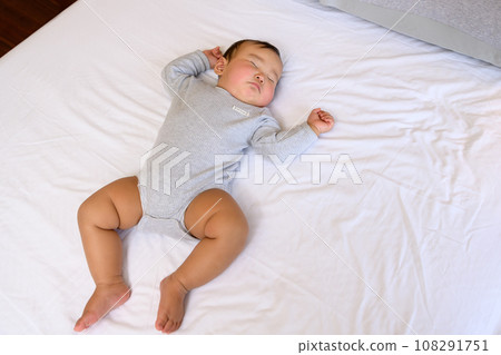 嬰兒在床上睡覺、嬰兒、入睡、午睡、睡臉、育嬰假、0 歲嬰兒 108291751