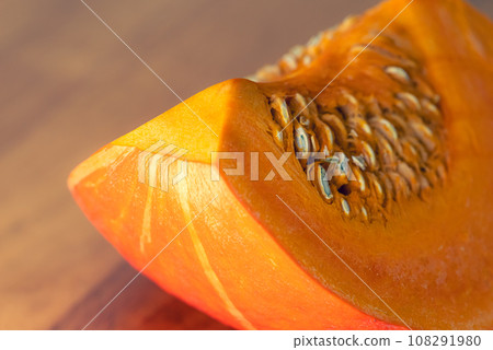 切紅栗南瓜 c-4 偏重暖色和冷色 切紅栗南瓜 c-4 偏重暖色和冷色 108291980