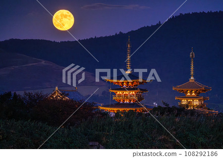 奈良西京都、藥師寺、月圓之夜、燈火通明的藥師寺和從若草山後面探出的滿月➂ 108292186