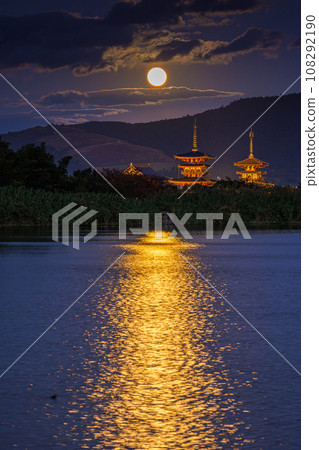 奈良西都藥師寺,月圓之夜,滿月從雲中升起,水面上的光路② 奈良西都藥師寺,月圓之夜,滿月從雲中升起,水面上的光路② 108292190