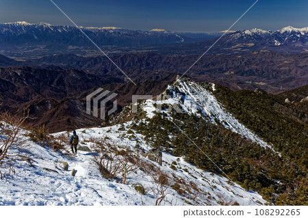 冬季登山者攀登金峰山脊，欣賞日本阿爾卑斯山的八岳景色 108292265