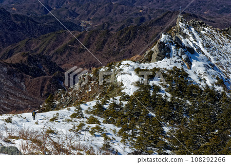 登山者在冬季沿著關峰山脊 108292266