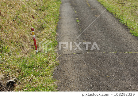 Road shoulder pole Road shoulder caution 108292329