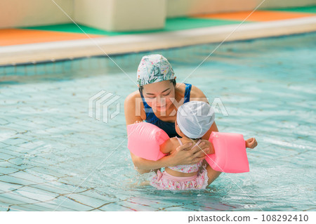 Baby swimming 108292410
