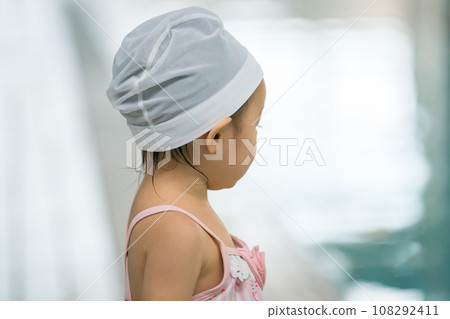 Baby swimming 108292411