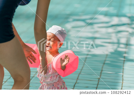 Baby swimming 108292412