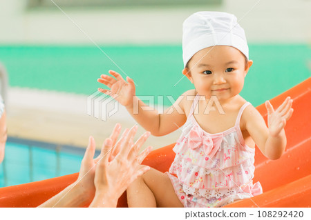 Baby swimming 108292420