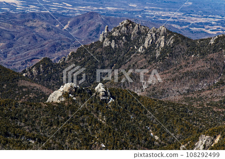 冬天從金風山山脊看到的水垣山和大日岩 108292499