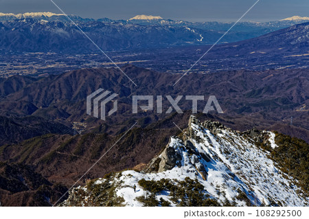 冬季登山者攀登金峰山脊，欣賞中央阿爾卑斯山的宇瀧景色 108292500