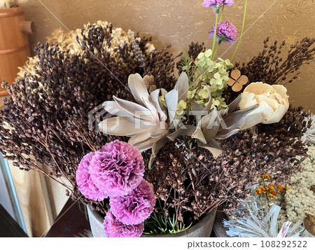 Stylish flower arrangement at the cafe 108292522