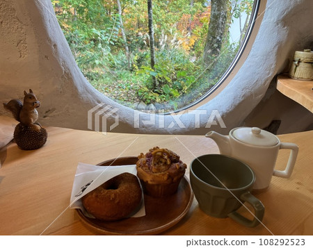 一邊欣賞秋葉一邊度過美好的咖啡館時光 108292523