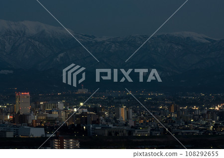 全景可與相鄰影像組合。冬季夜景。從吳羽山展望台欣賞富山市區和北阿爾卑斯山藥師山的夜景。 108292655
