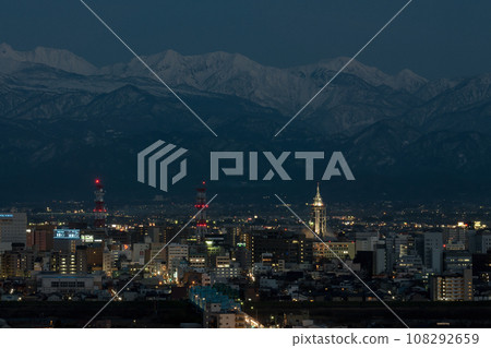 全景可與鄰近影像組合。從吳羽山展望台到富山市中心以及北阿爾卑斯山的飛飛岳、鷲岳、越中澤岳的冬季夜景。 全景可與鄰近影像組合。從吳羽山展望台到富山市中心以及北阿爾卑斯山的飛飛岳、鷲岳、越中澤岳的冬季夜景。 108292659