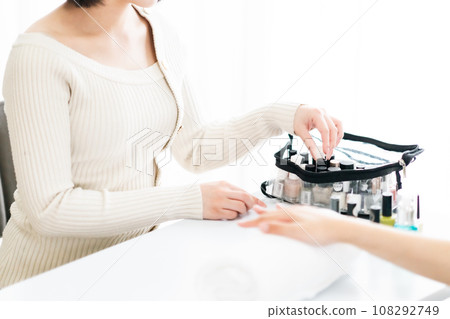 [美女] 美甲師做美甲，沒臉 108292749