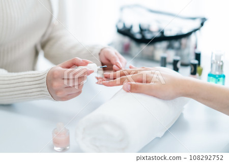 [Beauty] Nail artist applying manicure, no face 108292752