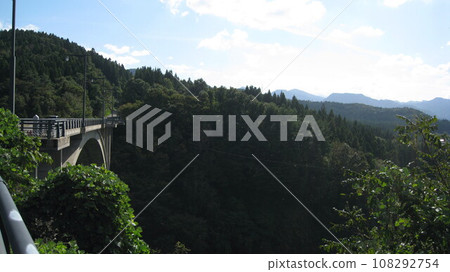 橫跨山谷的圓山橋 108292754