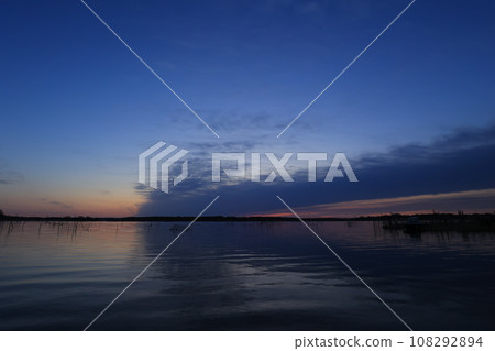 湖面染上了朝霞的色彩 108292894