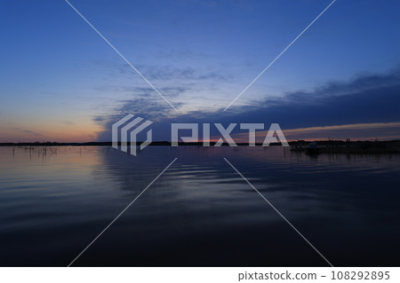 The surface of the lake dyed in the colors of the morning glow 108292895