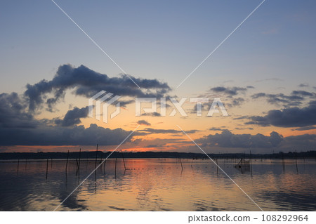 The surface of the lake dyed in the colors of the morning glow 108292964