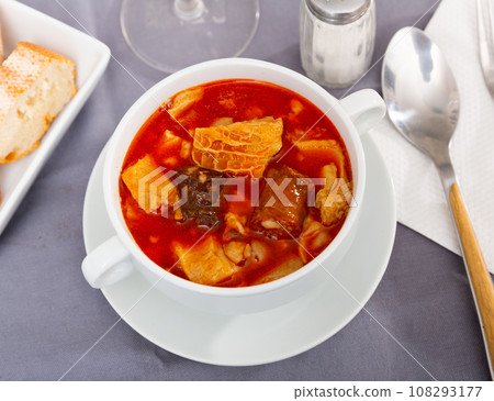 Callos a la Madrilena served on wooden table Callos a la Madrilena served on wooden table 108293177