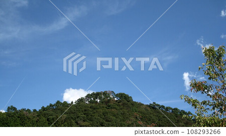 青山白雲飄蕩在秋天的天空 青山白雲飄蕩在秋天的天空 108293266