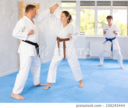 Man and woman train to perform basic defensive attacking actions during mortal techniques classes 108293444