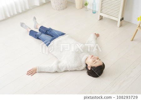 Floor heating image: Woman lying on the flooring 108293729