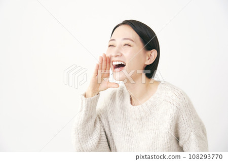 中年婦女向左邊打電話，白色背景 108293770