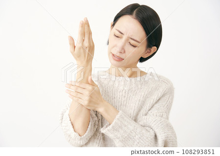 雙手麻木的中年婦女，白色背景 108293851
