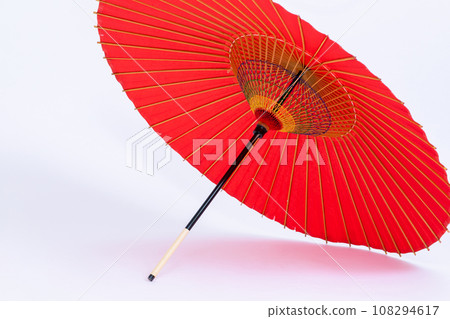象徵日本的傳統工藝品、新年形象、七五三、成年儀式的日本傘 108294617