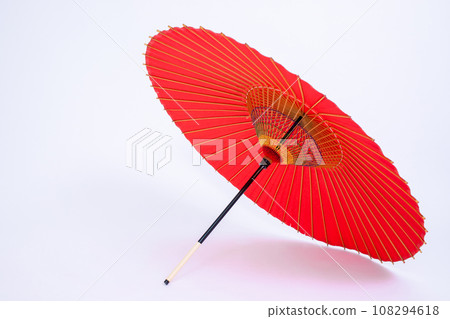 象徵日本的傳統工藝品、新年形象、七五三、成年儀式的日本傘 108294618
