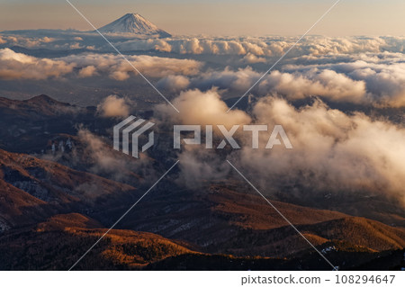 從金峰山頂看到的富士山和傍晚的雲海 從金峰山頂看到的富士山和傍晚的雲海 108294647