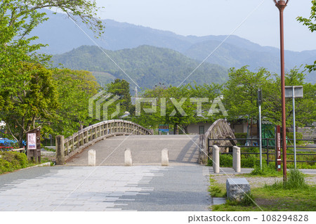 春天的嵐山,大井川支流的中之島大橋 春天的嵐山,大井川支流的中之島大橋 108294828