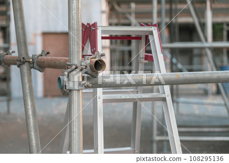 施工現場三腳架和單管腳手架 施工現場三腳架和單管腳手架 108295136