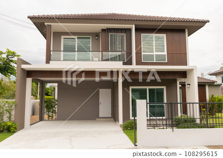 Beautiful modern house exterior with green grass 108295615
