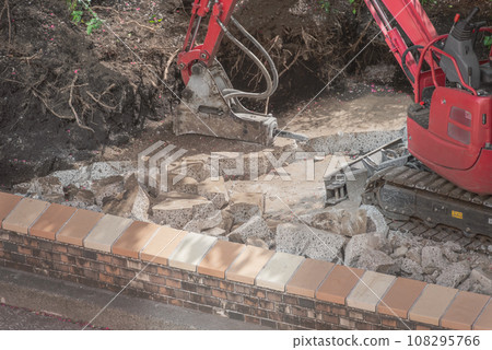 Concrete breaking work using a hydraulic breaker Concrete breaking work using a hydraulic breaker 108295766