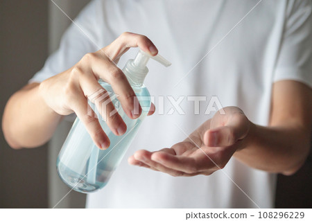 Man using alcohol sanitizer gel rub for cleaning hand COVID-19 corona virus prevention concept Man using alcohol sanitizer gel rub for cleaning hand COVID-19 corona virus prevention concept 108296229