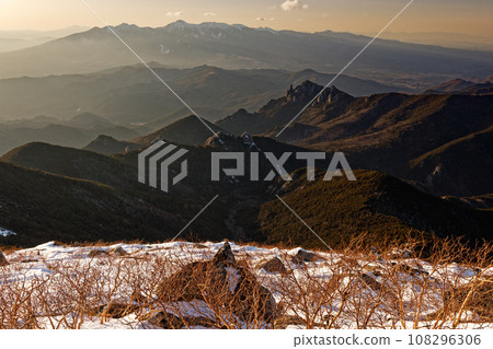 從金峰山頂看到的夕陽下的八岳和水垣山 108296306