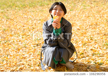 秋天享受落葉的女人 秋天享受落葉的女人 108296956