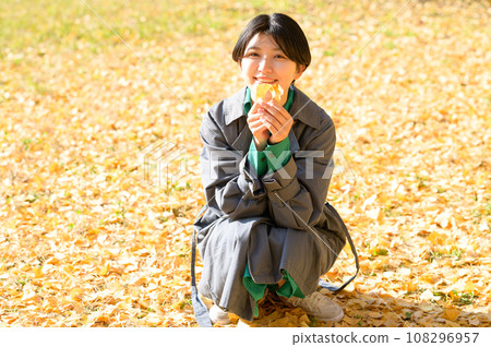秋天享受落葉的女人 秋天享受落葉的女人 108296957
