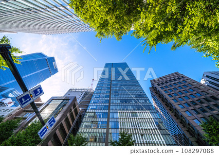 日本東京城市景觀今天開放的虎之門之丘車站塔（虎之門之丘車站）和建築物 108297088