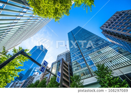 日本東京城市景觀今天開放的虎之門之丘車站塔（虎之門之丘車站）和建築物 108297089