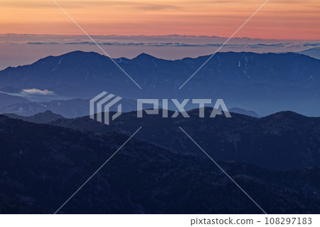 從金峰山眺望黎明時分的大菩薩山脈 從金峰山眺望黎明時分的大菩薩山脈 108297183