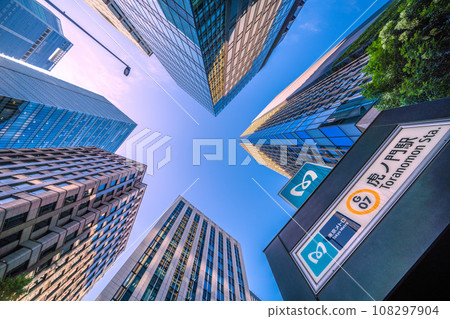 日本東京城市景觀今天開放的虎之門之丘車站塔（虎之門之丘車站）和建築物 108297904