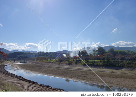 Autumn Sasayama River, smoke from burning black bean branches, and rural scenery near JR Tamba-Oyama Station, Tamba-Sasayama City Autumn Sasayama River, smoke from burning black bean branches, and rural scenery near JR Tamba-Oyama Station, Tamba-Sasayama City 108298179