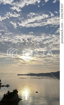 海面上美麗的夕陽 108298397