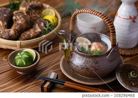 Taste of Autumn Luxury Ingredients Matsutake Mushrooms Steamed in a Clay Pot Taste of Autumn Luxury Ingredients Matsutake Mushrooms Steamed in a Clay Pot 108298468