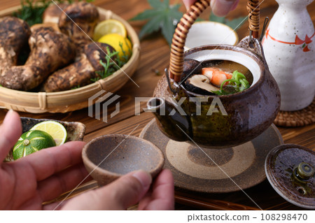 秋季名貴食材土倉蒸松茸 108298470